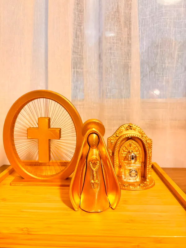 Conjunto dourado de cruz, Nossa Senhora e oratório impressos em 3D