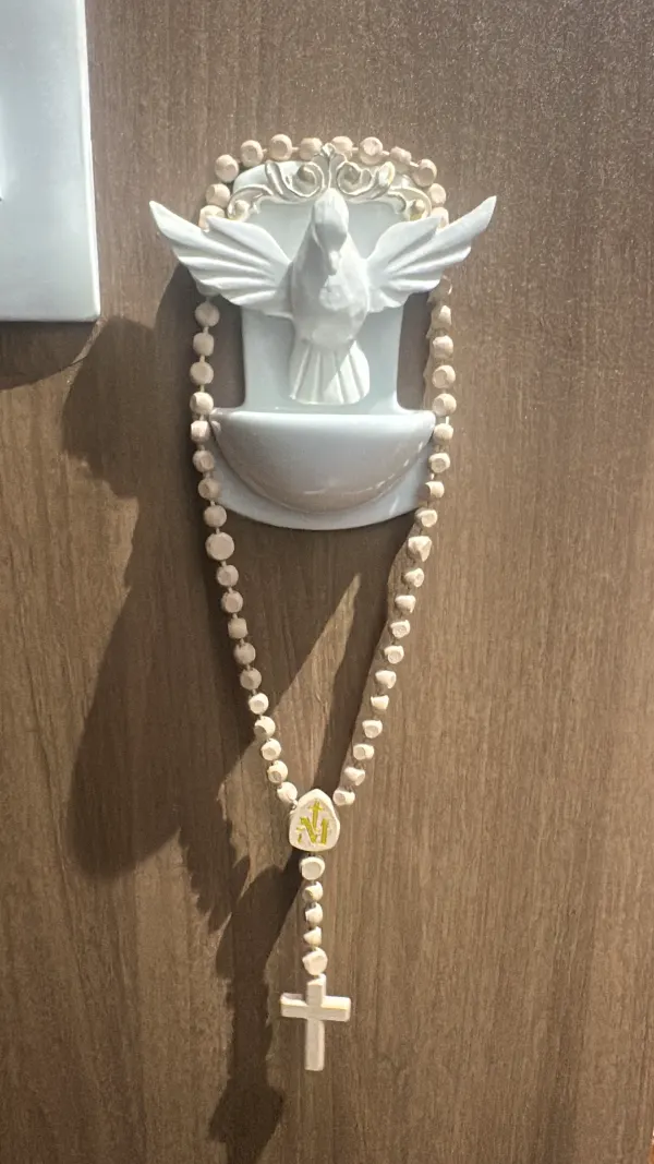 Pia de água benta com pomba impressa em 3D