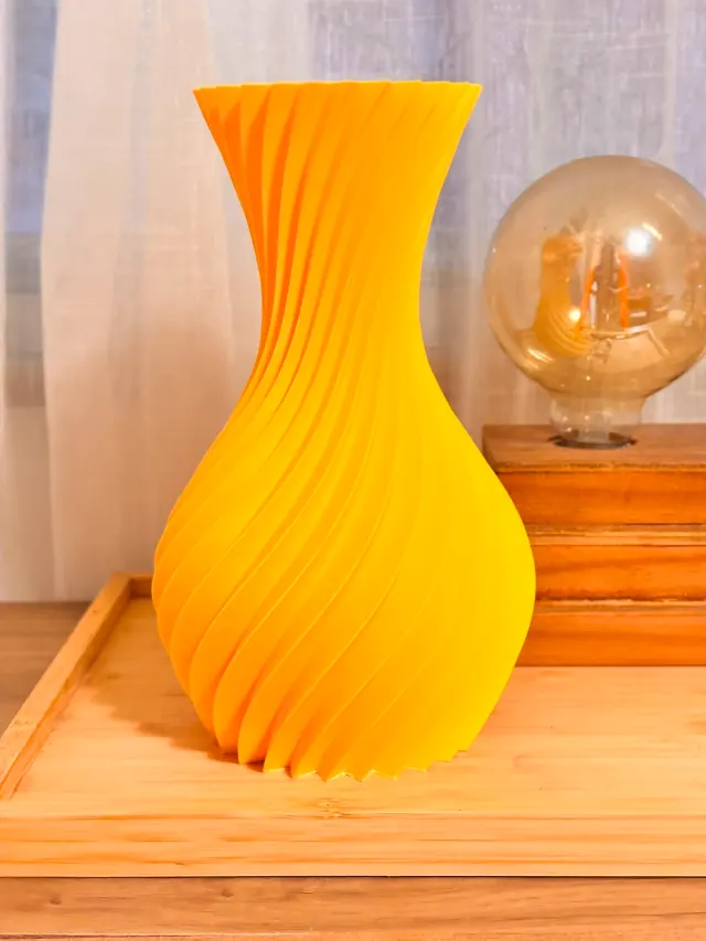 Vaso espiral amarelo impresso em 3D