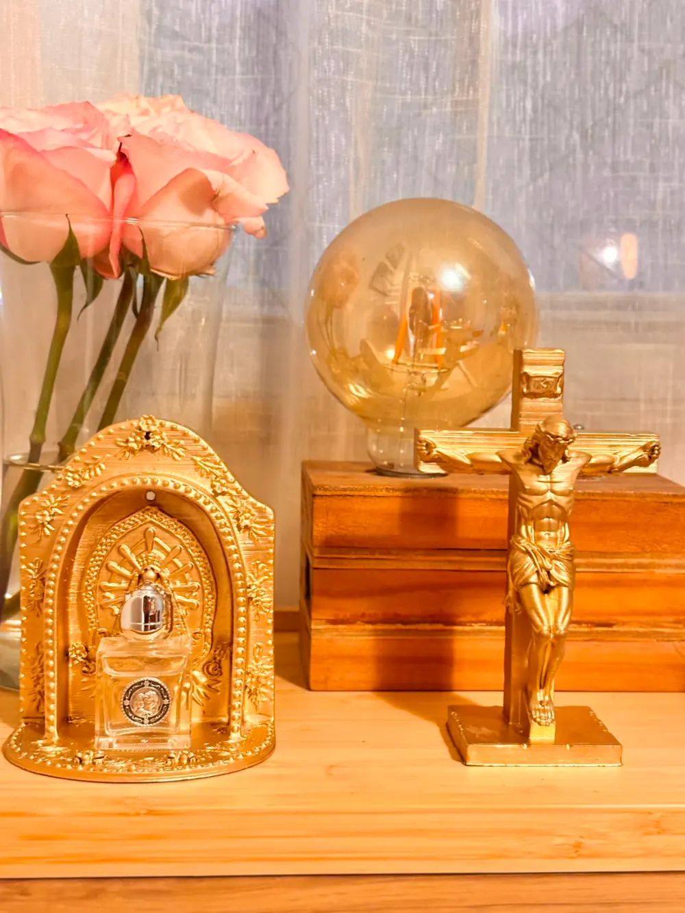 Oratório e crucifixo dourados impressos em 3D pelo O Criativo 3D